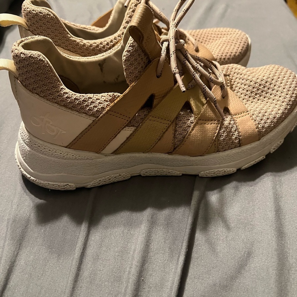 OTBT Tan and Cream Sneakers with Knit Texture - Picture 3 of 7